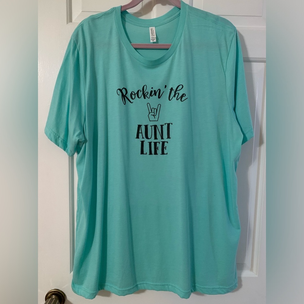 Rockin’ the Aunt Life graphic t-shirt